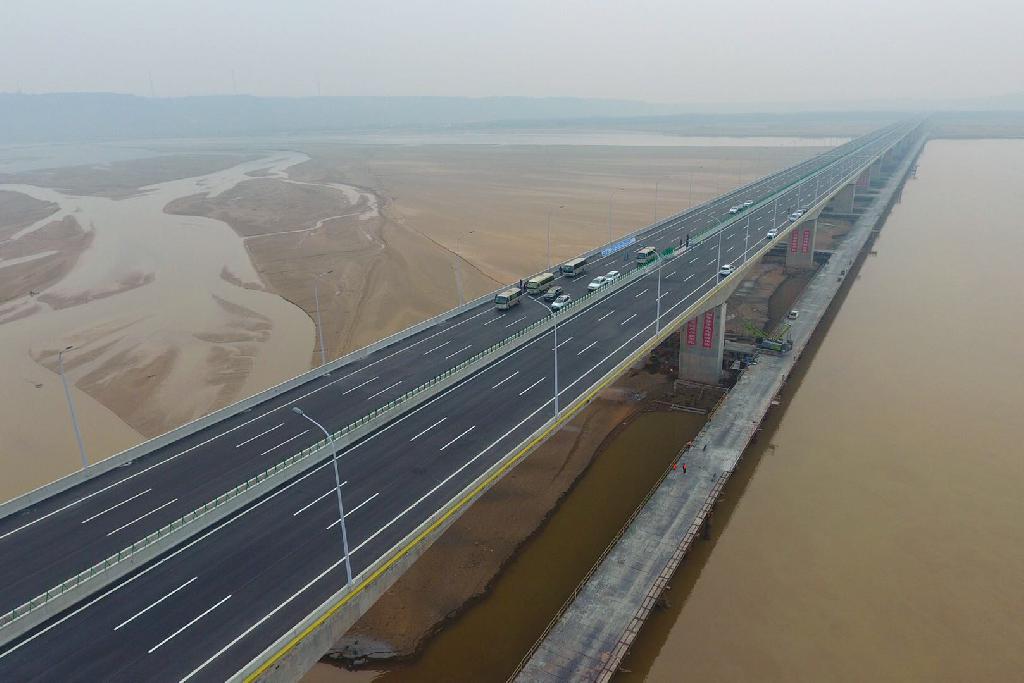今天上午10時，國道234焦作至滎陽黃河大橋(簡稱：焦鄭黃河大橋)及連接線項目正式通車。